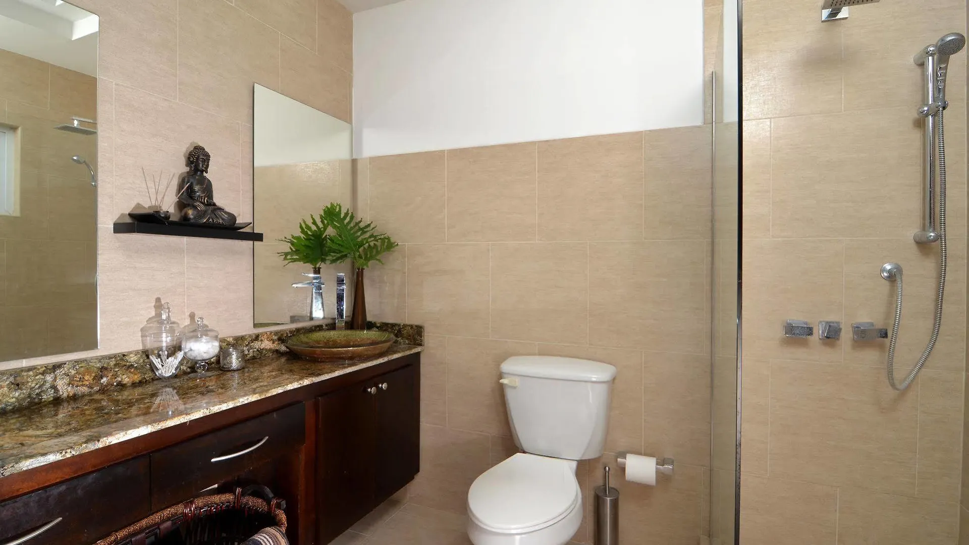 New Kingston Apartment At The Palms