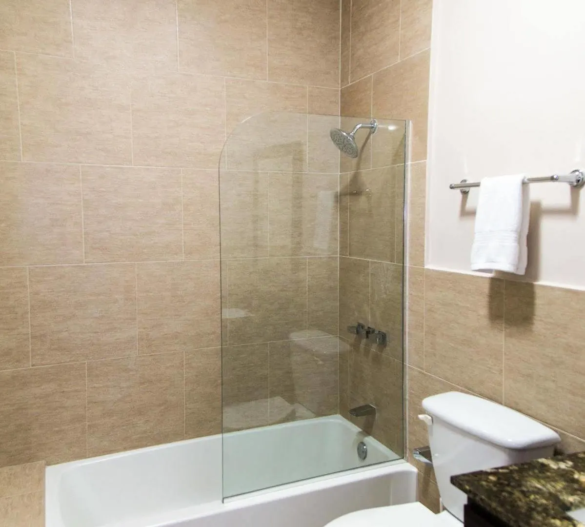 New Kingston Apartment At The Palms